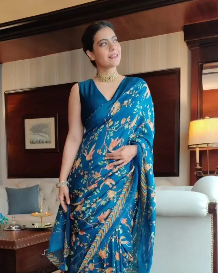 INDIAN ACTRESS KAJOL DEVGAN IN SLEEVELESS BLUE SAREE 2